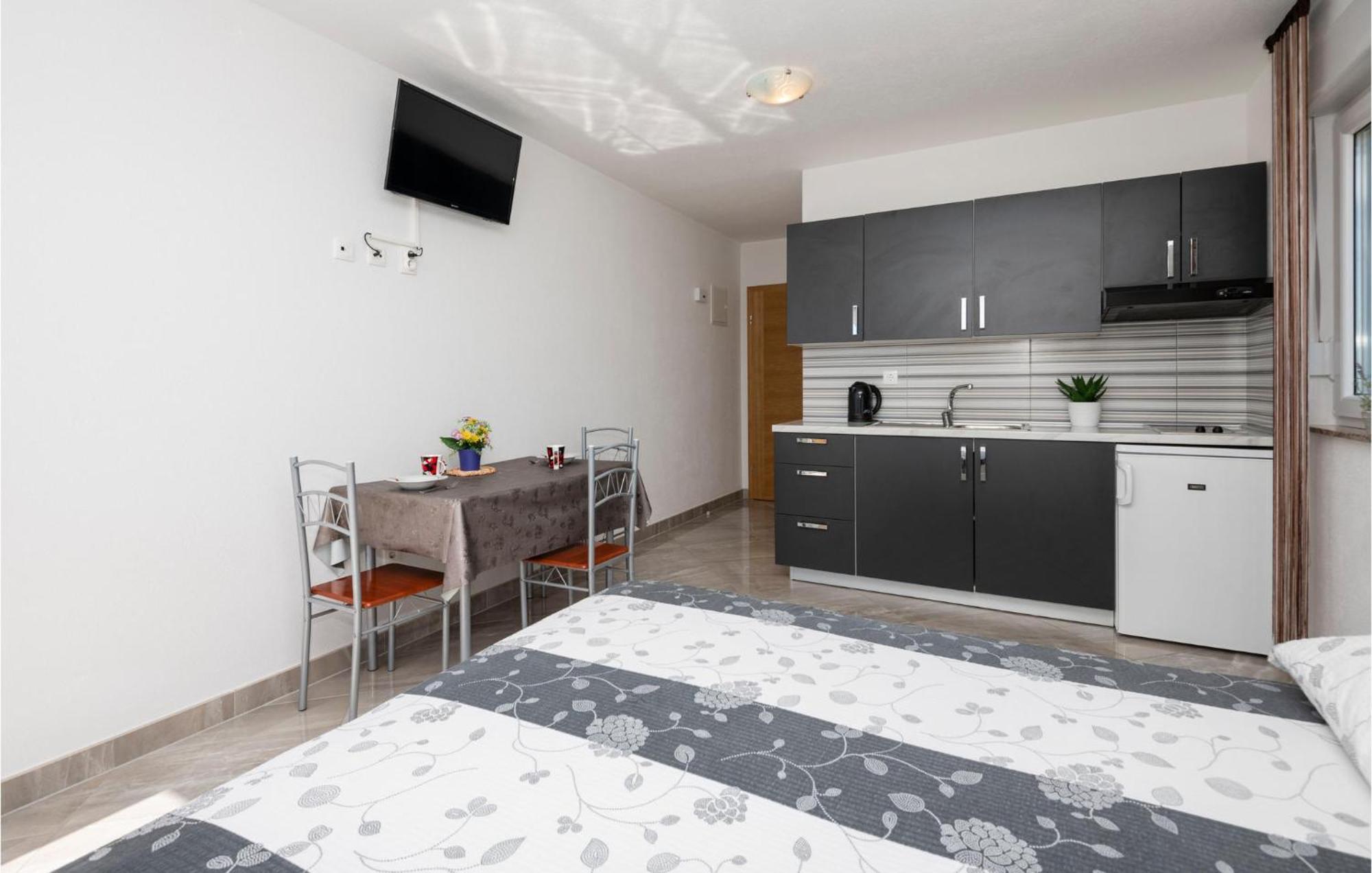 Stunning Apartment In Krvavica With Kitchen ภายนอก รูปภาพ