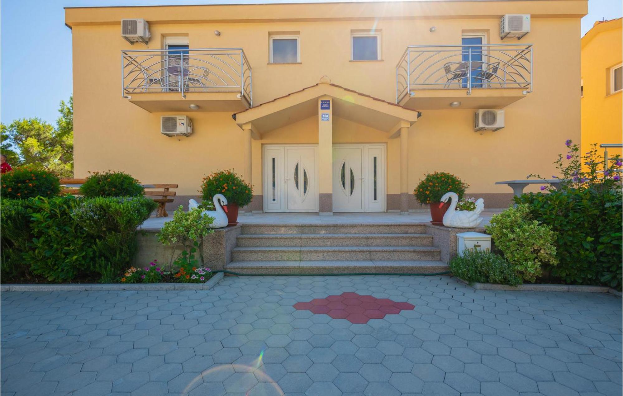 Stunning Apartment In Krvavica With Kitchen ภายนอก รูปภาพ