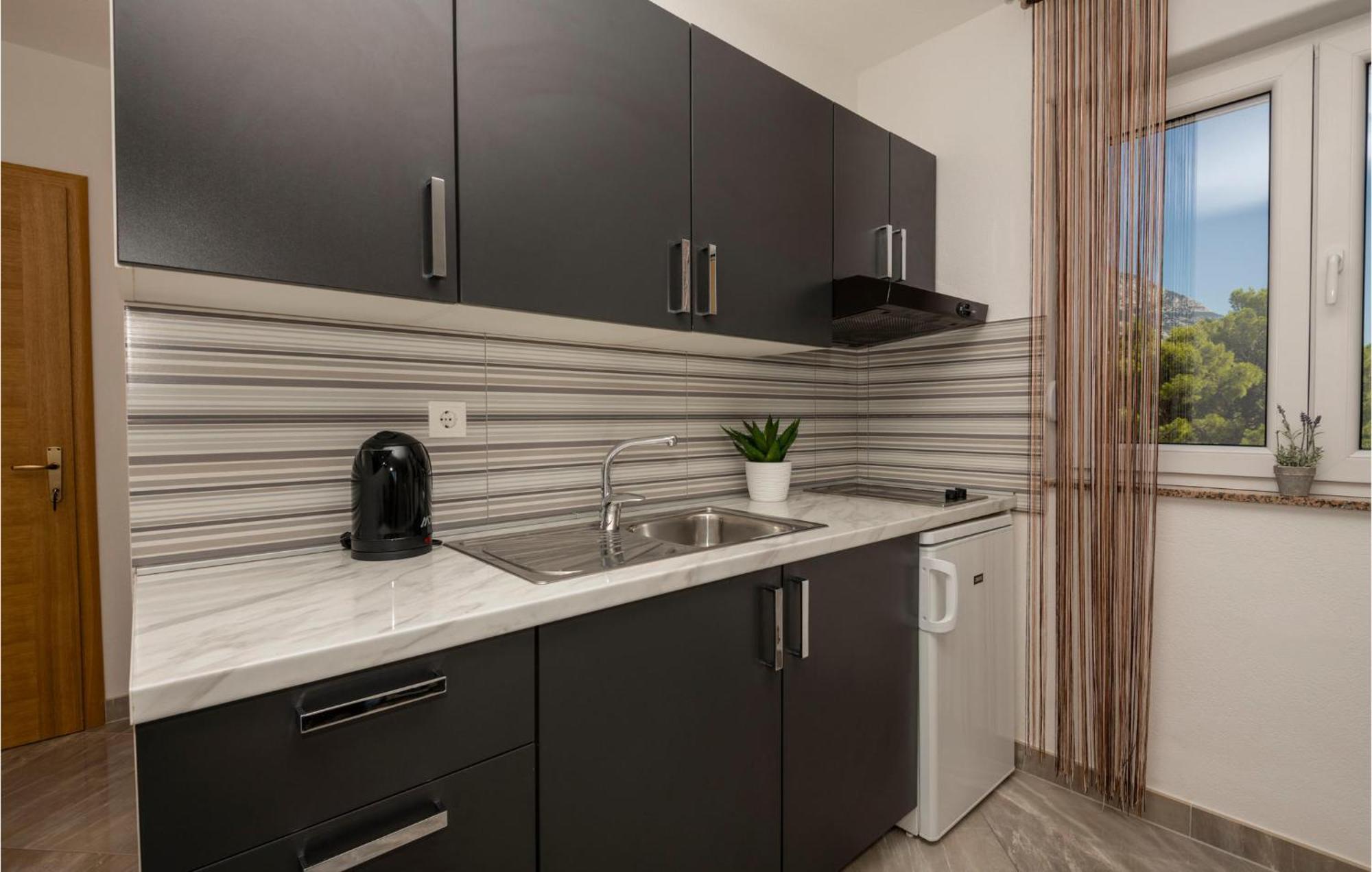 Stunning Apartment In Krvavica With Kitchen ภายนอก รูปภาพ